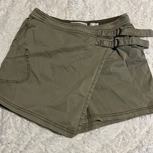 HEI short/skorts woman’s size 4 khaki green